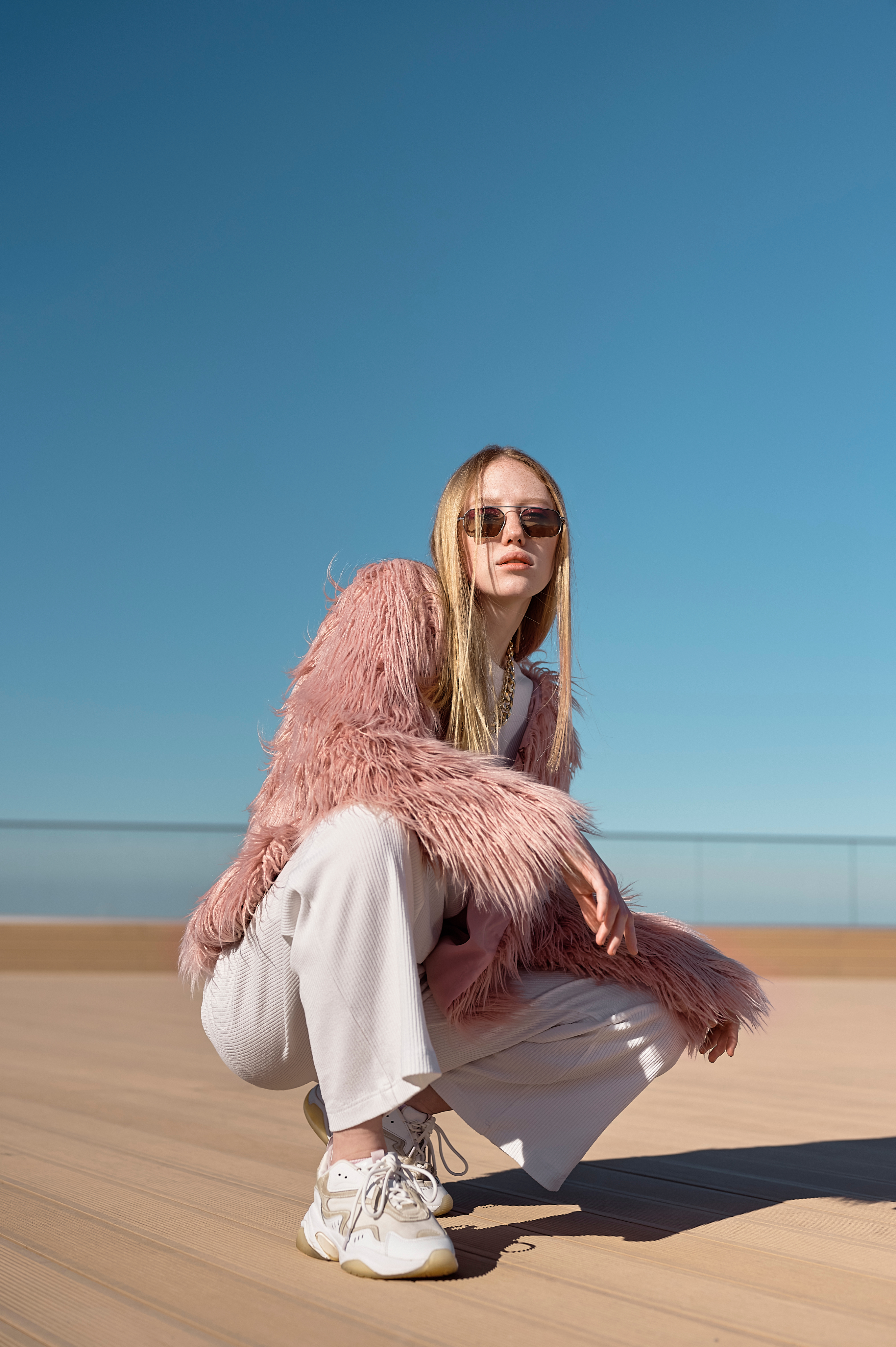 FULL_SHOT_COOL_WOMAN_POSING_OUTDOORS