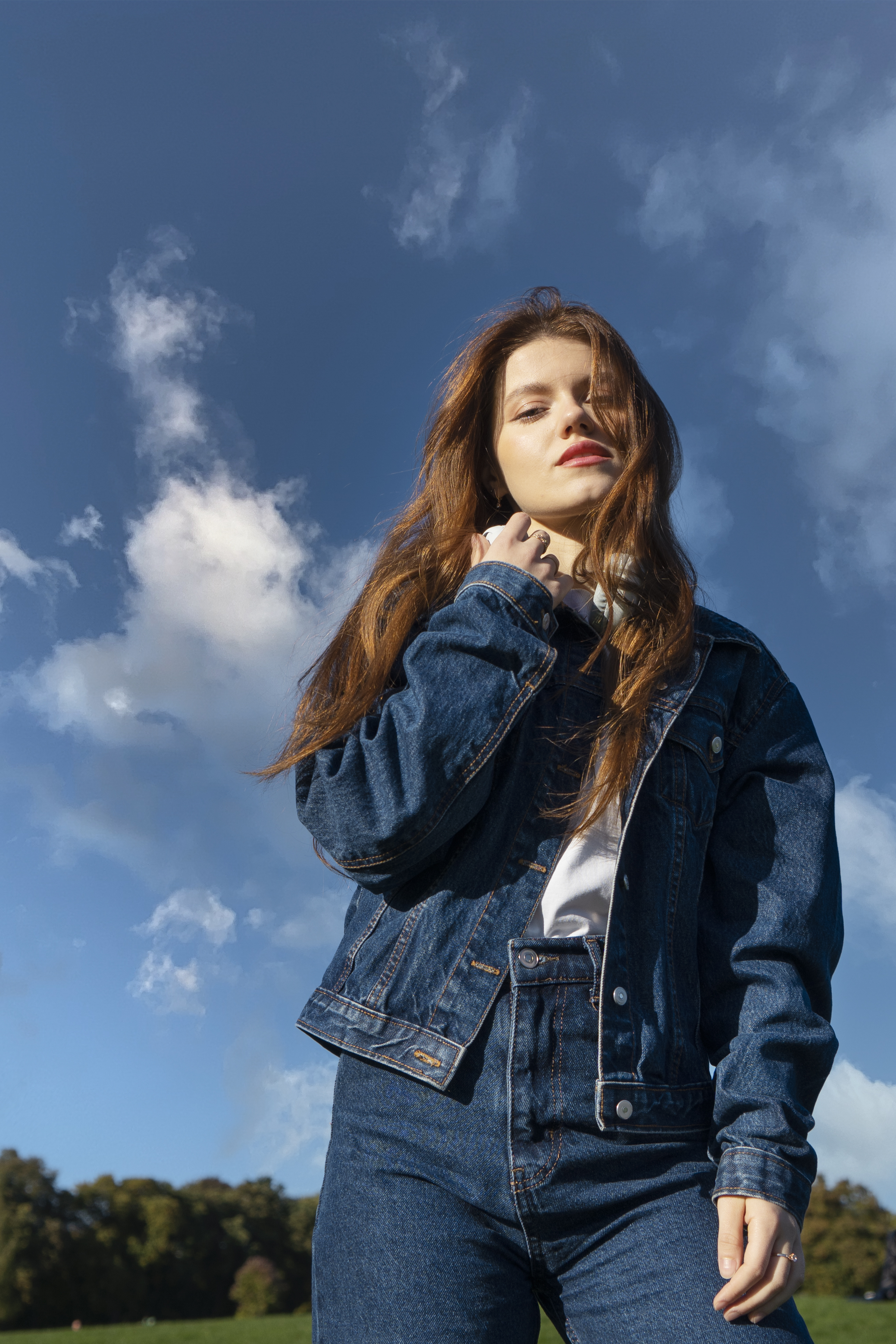 MEDIUM_SHOT_WOMAN_POSING_OUTDOORS